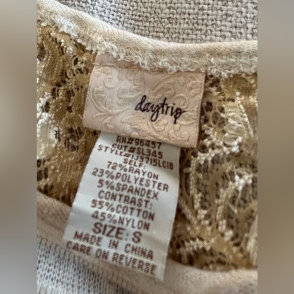 Daytrip Sandy Beige Short Sleeve Crocheted Lace Back Top. Size Small - Picture 2 of 13